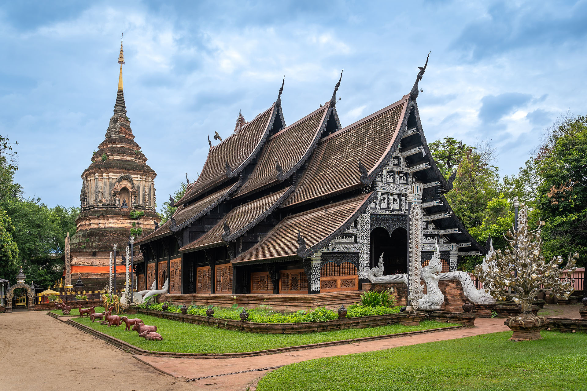 Wat Lok Molee Temple is a historic Buddhist temple and is a famous place and destination according to the beliefs for travel and worship of Buddhism in Chiang Mai, Northern Thailand.